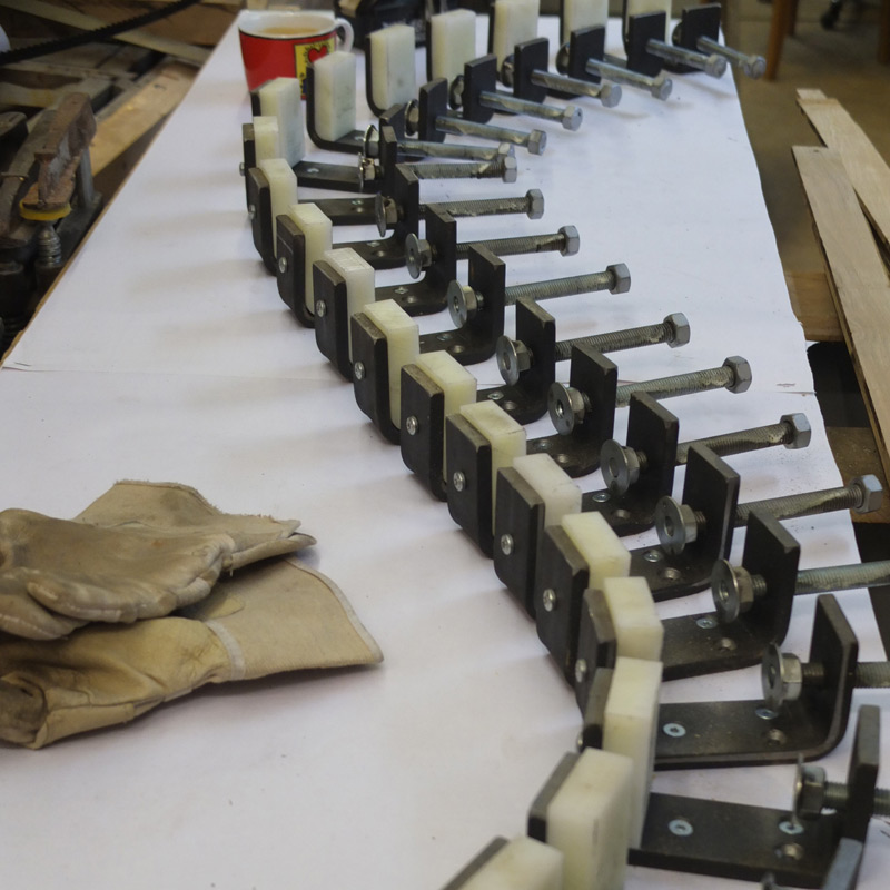 DIY clamps ready for long s-shaped frame  :: Eigenbau-Zwingen für Spantenverleimung