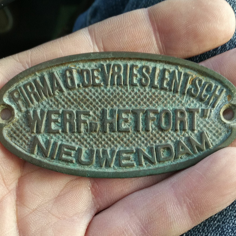 Badge (nameplate) telling the boat