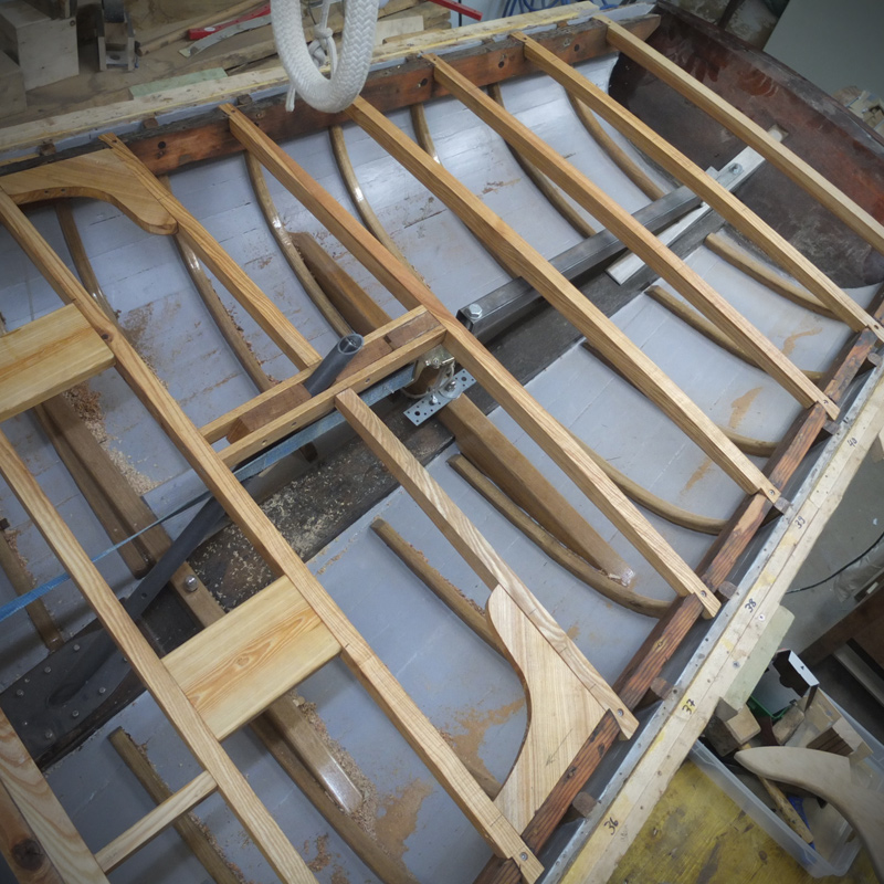 New! Lodging knees and deck beams made from ash wood :: neu: Kniee am den neuen Decksbalken